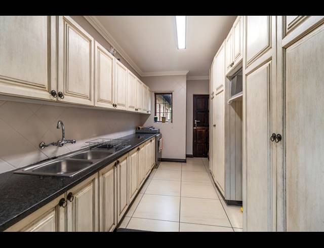 4 BEDROOM HOUSE FOR SALE IN LEEUWFONTEIN ESTATE